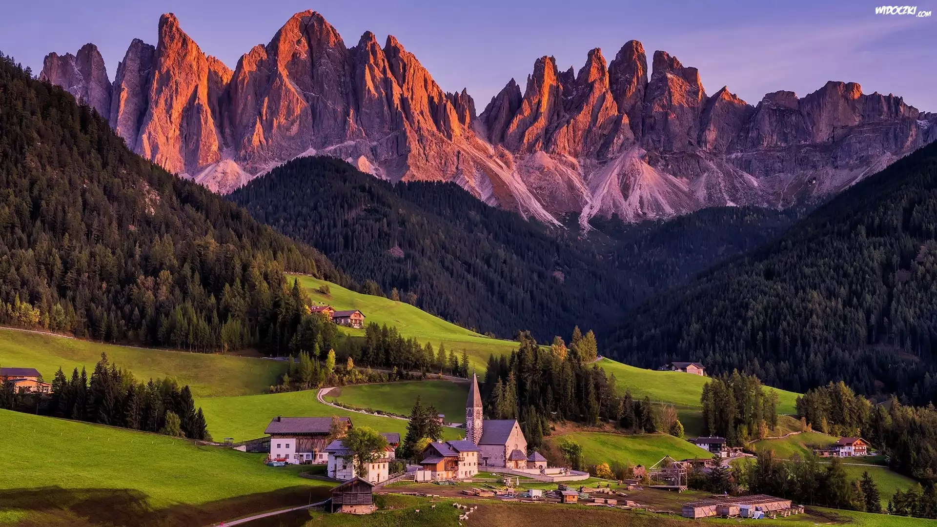 Włochy, Dolomity, Dolina Val di Funes, Wieś Santa Maddalena, Domy, Kościół, Góry, Masyw Odle, Las, Drzewa