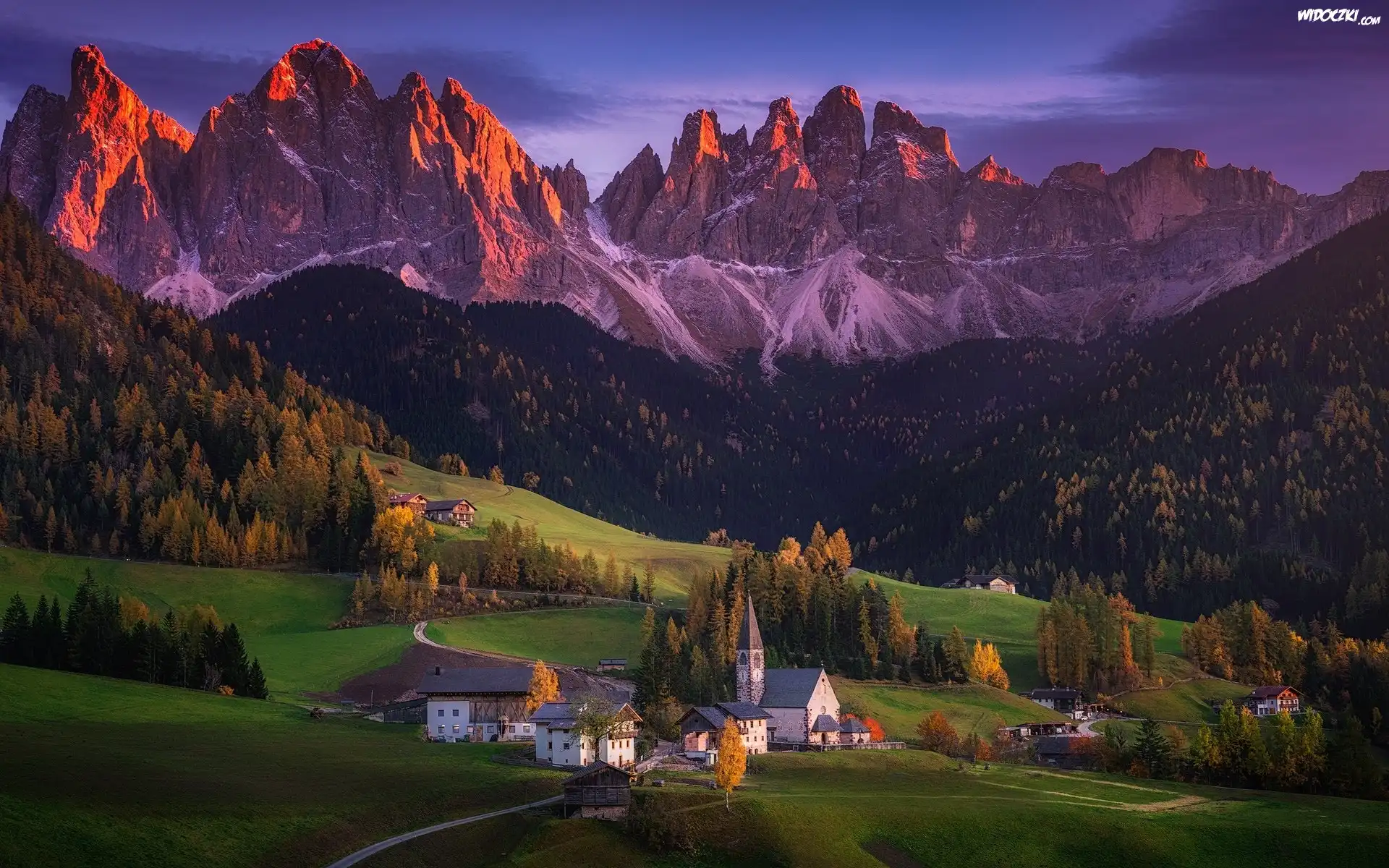 Włochy, Dolomity, Dolina Val di Funes, Wieś Santa Maddalena, Domy, Kościół, Góry, Masyw Odle, Lasy, Drzewa