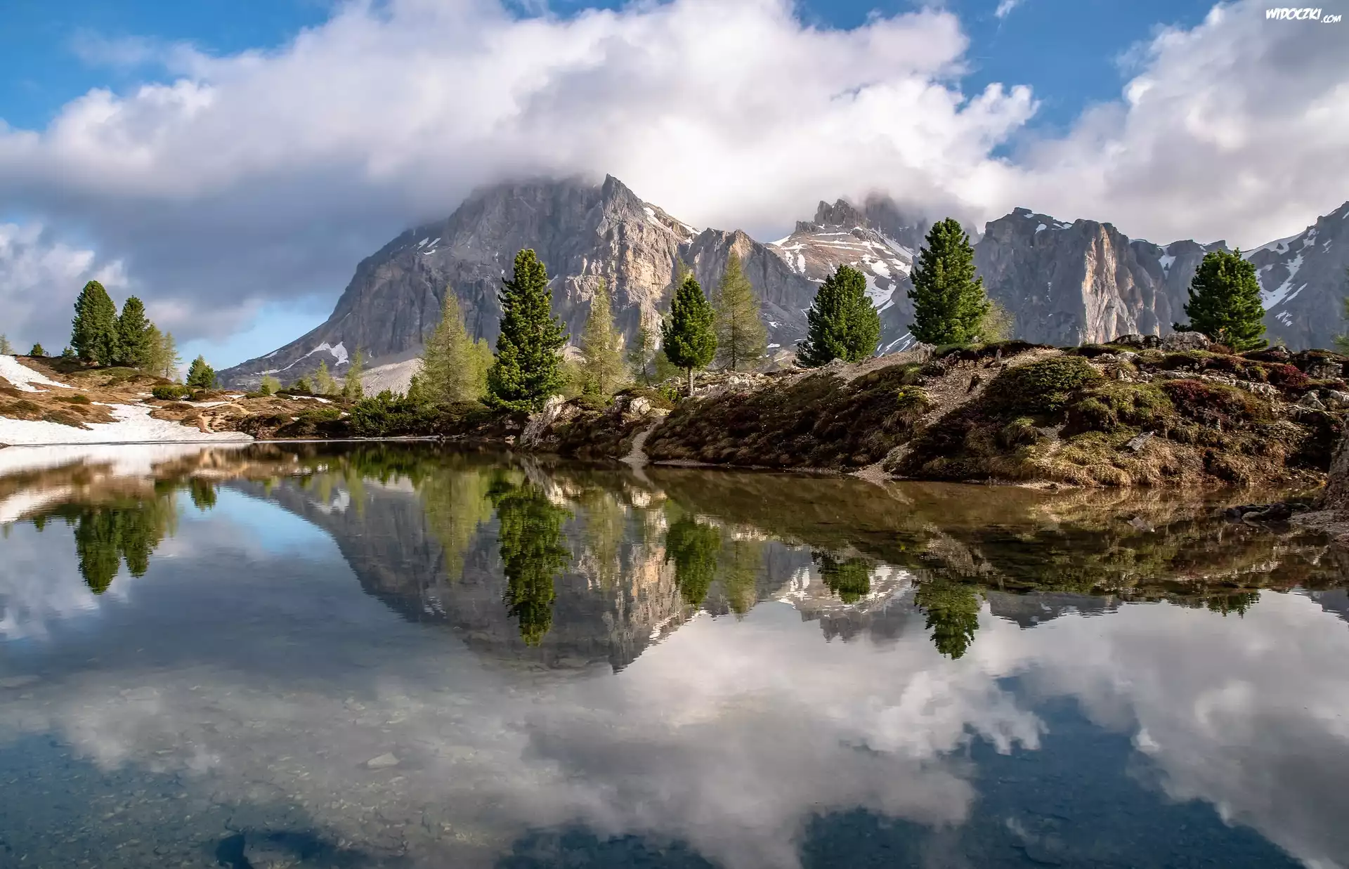 Góry, Dolomity, Jezioro, Lago Limides, Chmury, Drzewa, Odbicie, Tyrol, Włochy