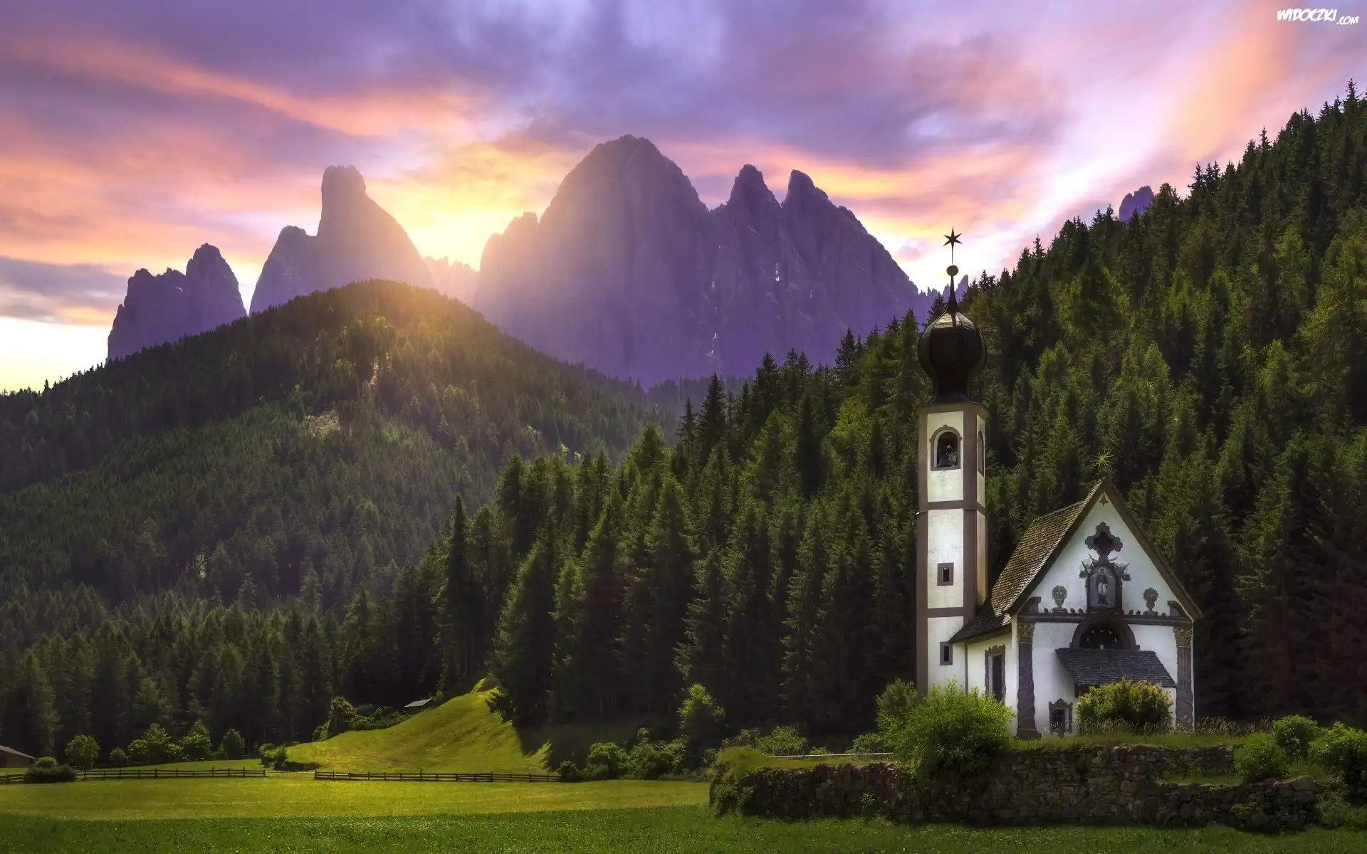 Włochy, Wieś Santa Maddalena, Dolina Val di Funes, Dolomity, Góry, Kościół, Zachód słońca
