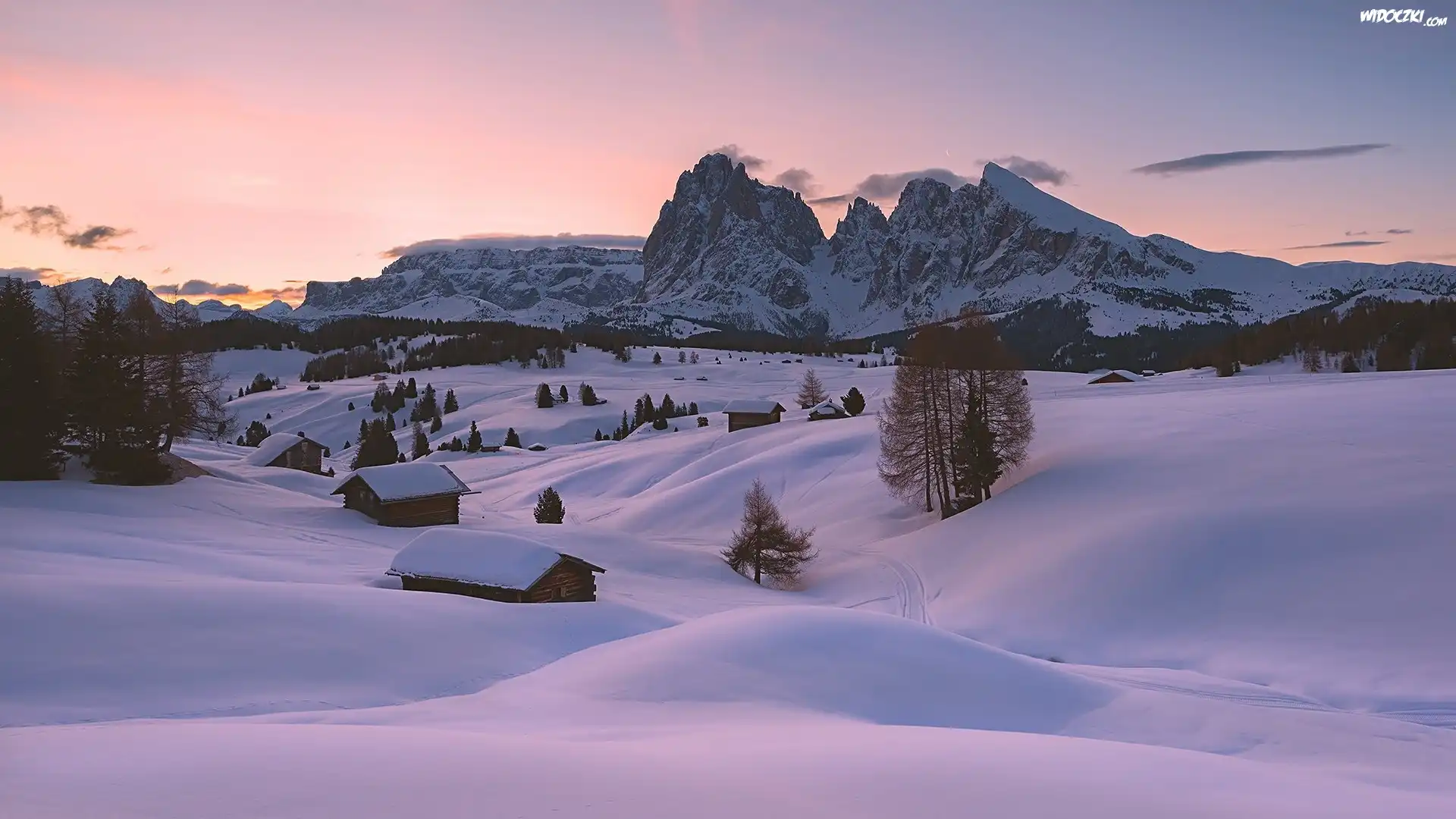 Włochy, Płaskowyż Seiser Alm, Dolina Val Gardena, Dolomity, Góry Sassolungo, Drewniane, Domki, Drzewa, Mgła, Zima