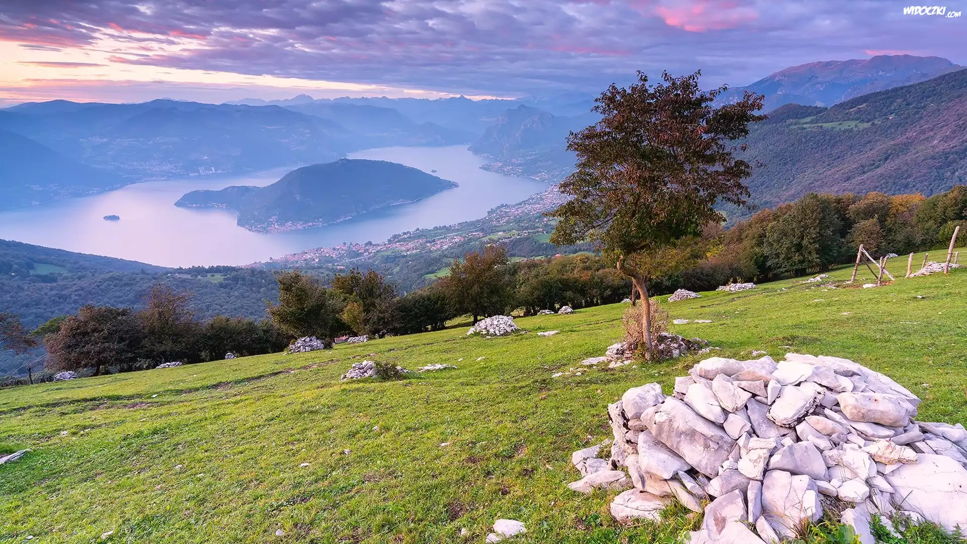 Włochy, Jezioro, Lake Iseo, Wyspa Monte Isola, Góry, Alpy Lombardzkie, Drzewa, Kamienie, Domy, Mgła, Chmury