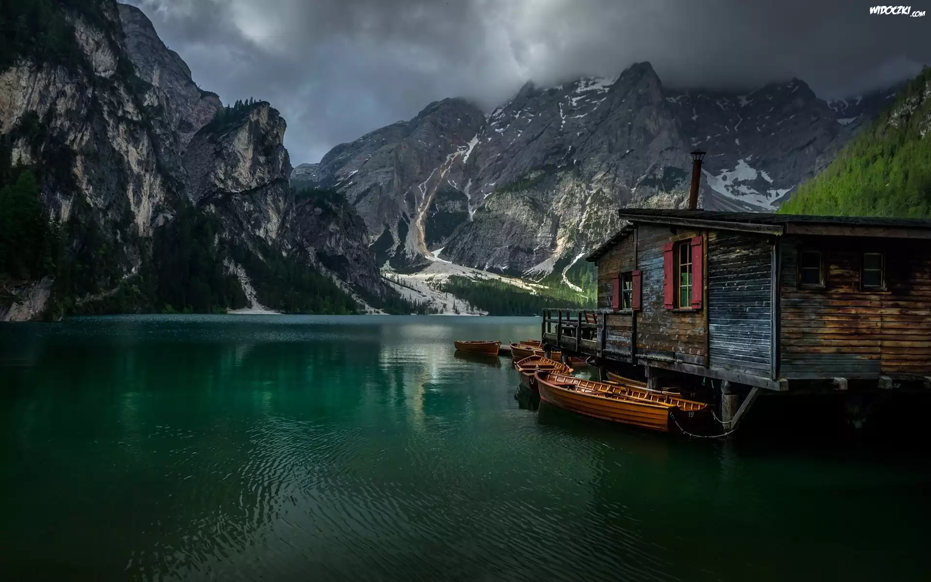 Włochy, Południowy Tyrol, Jezioro Pragser Wildsee, Lago di Braies, Góry, Dolomity, Pomost, Drewniany, Domek, Łódki, Drzewa