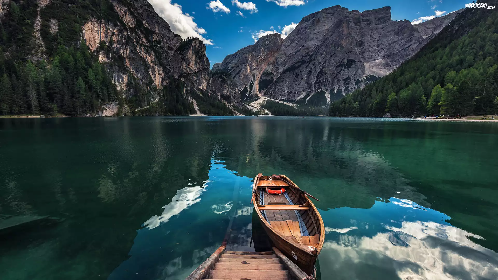 Włochy, Dolomity, Tyrol Południowy, Jezioro Pragser Wildsee, Góra Seekofel, Drzewa, Łódka, Drewniane, Schodki