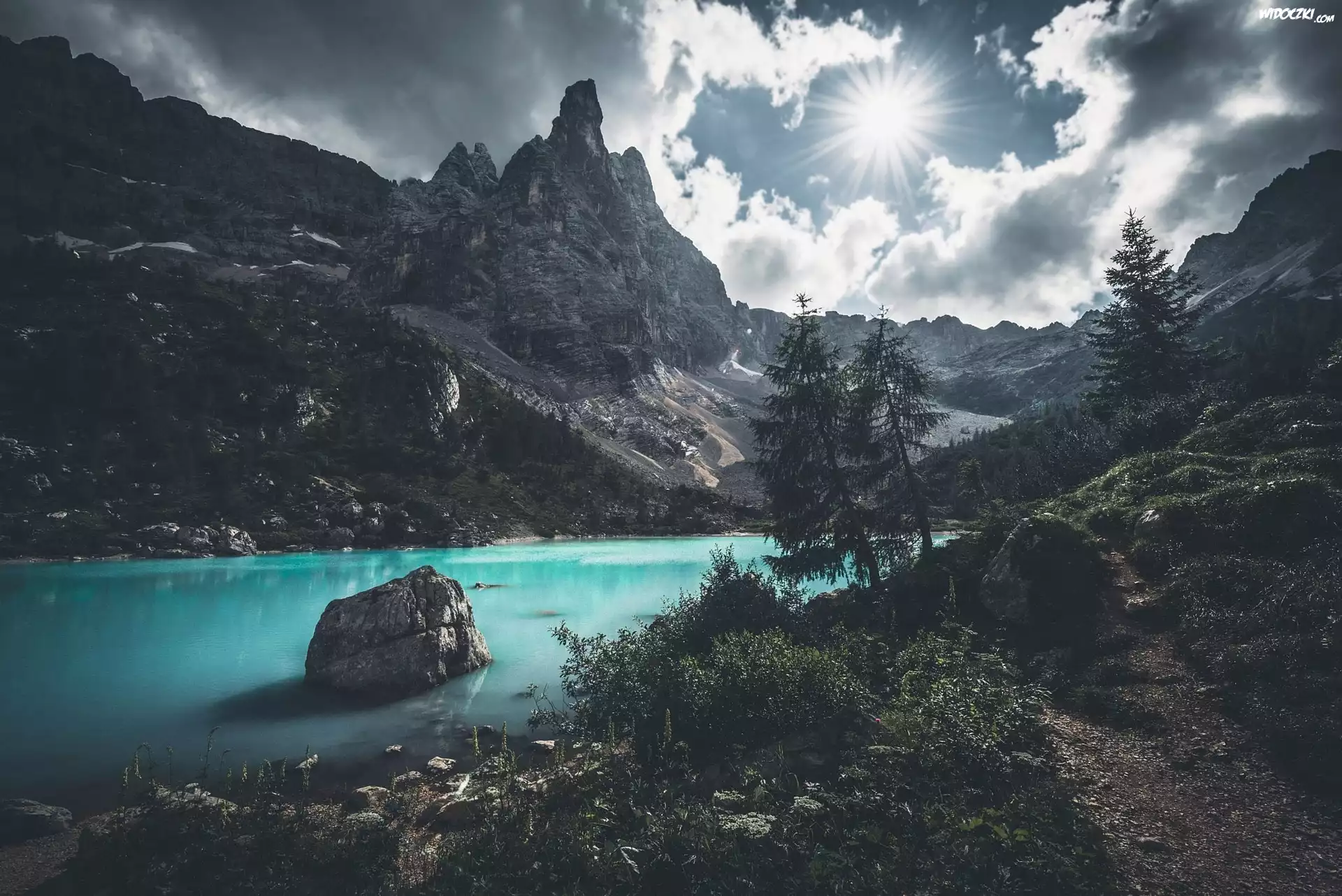 Włochy, Dolomity, Region Veneto, Gmina Cortina dAmpezzo, Jezioro Sorapiss, Góra Sorapiss, Góry, Drzewa, Kamienie, Promienie słońca