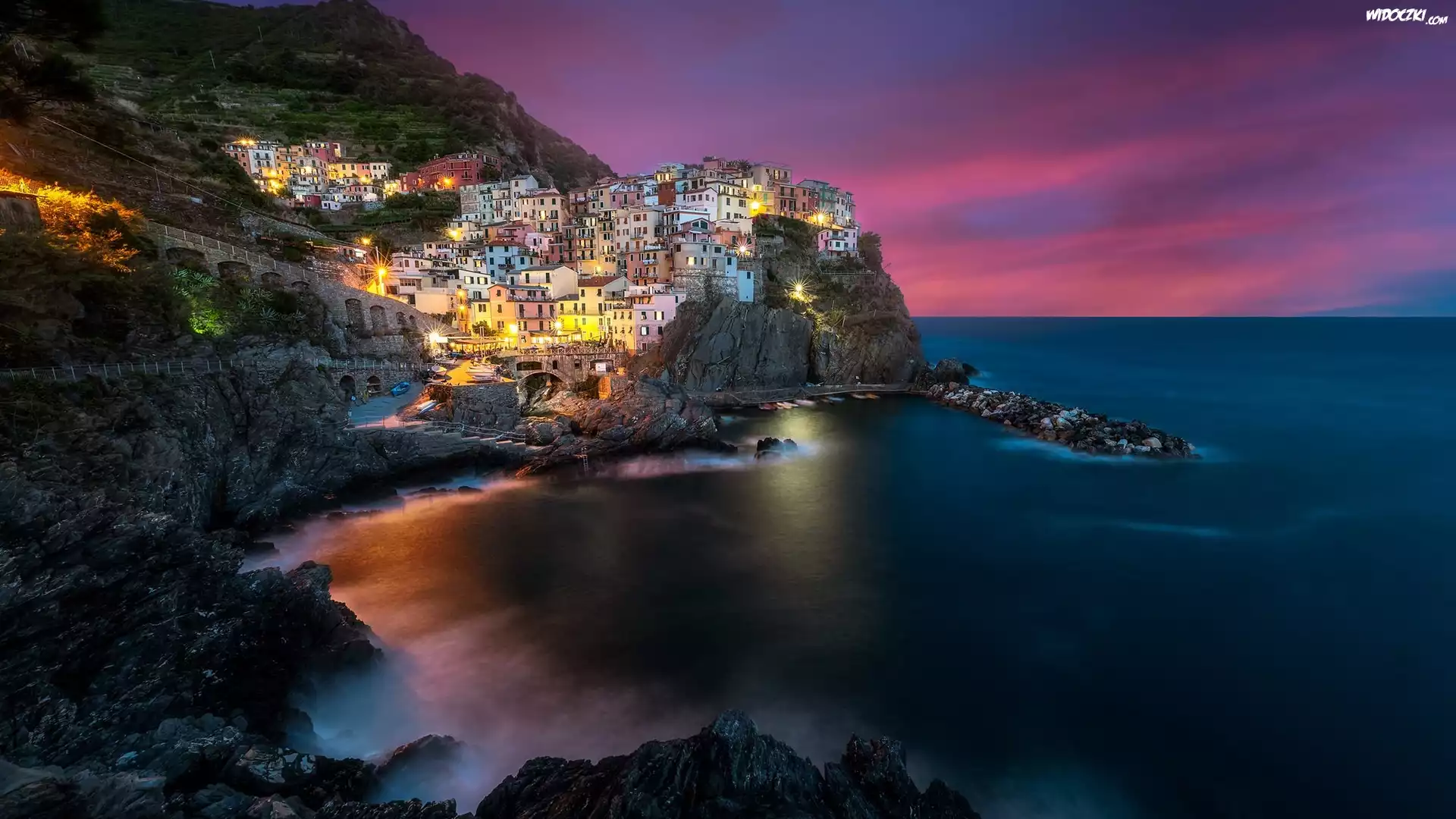 Włochy, Prowincja La Spezia, Region Liguria, Gmina Riomaggiore, Miejscowość Manarola, Morze Liguryjskie, Kolorowe, Domy, Skały, Zatoczka, Światła, Noc