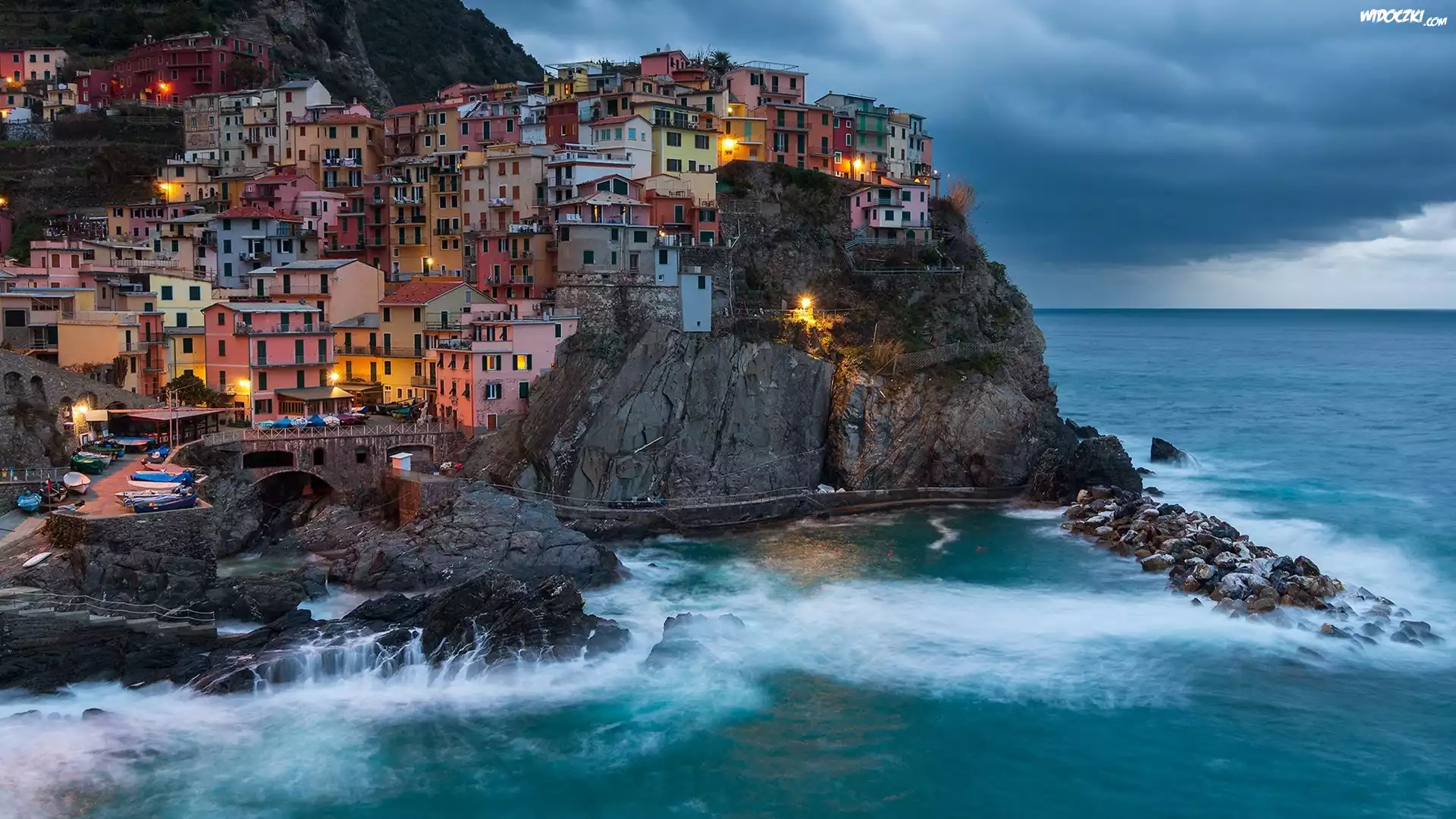 Włochy, Prowincja La Spezia, Region Liguria, Gmina Riomaggiore, Miejscowość Manarola, Morze Liguryjskie, Kolorowe, Domy, Światła, Skały, Zatoczka, Chmury