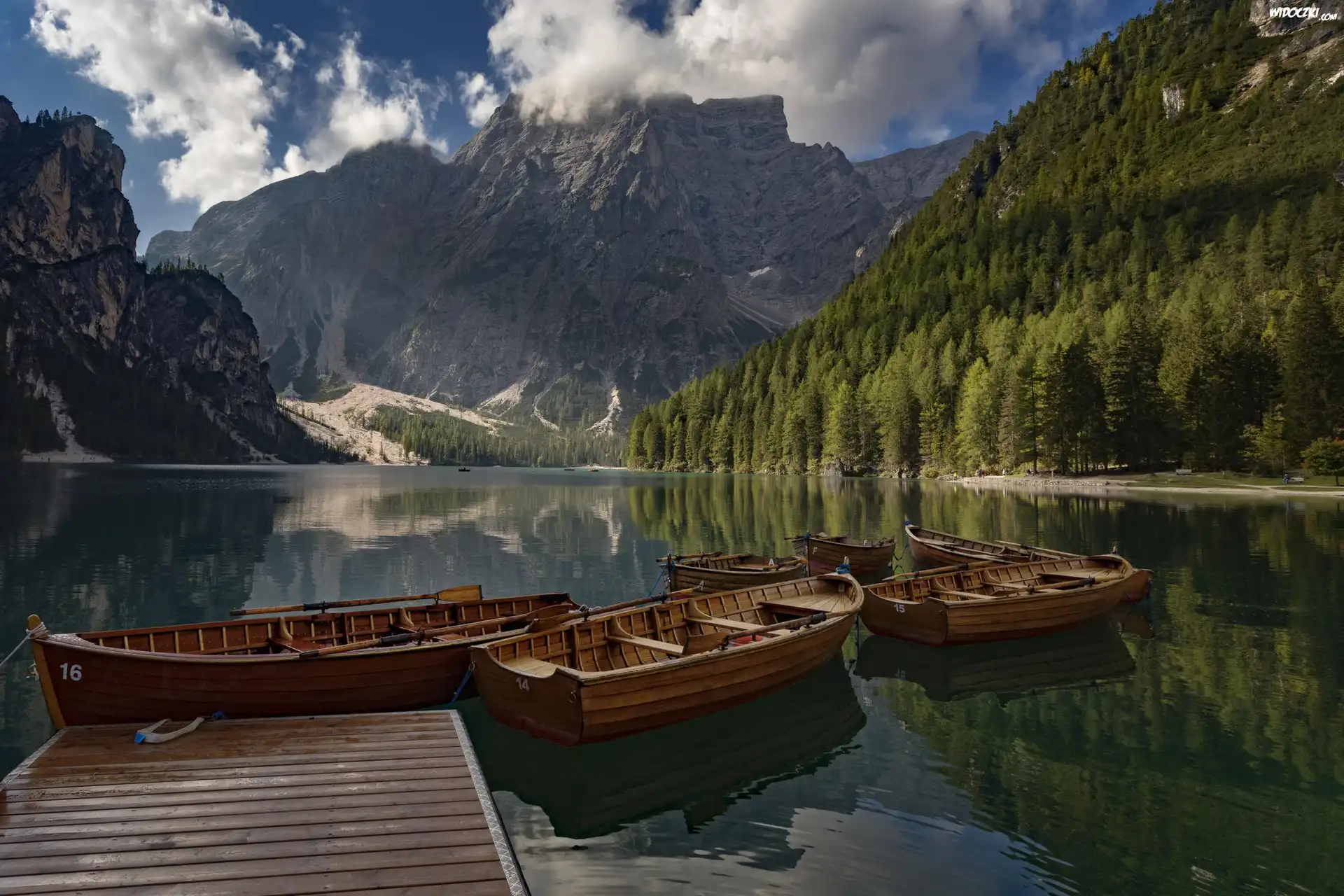 Włochy, Jezioro Pragser Wildsee, Lago di Braies, Góry Dolomity, Pomost, Łódki, Las, Chmury