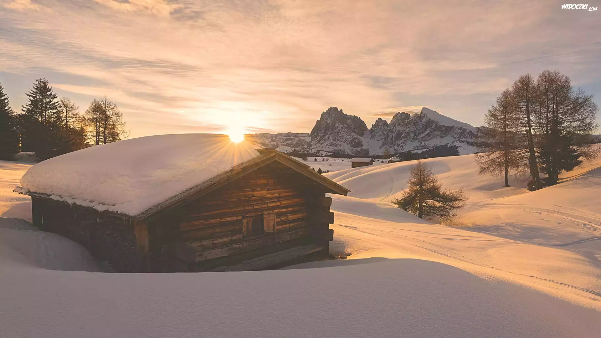 Włochy, Płaskowyż Seiser Alm, Dolina, Val Gardena, Dolomity, Góry Sassolungo, Drewniane, Domki, Drzewa, Zima, Wschód słońca