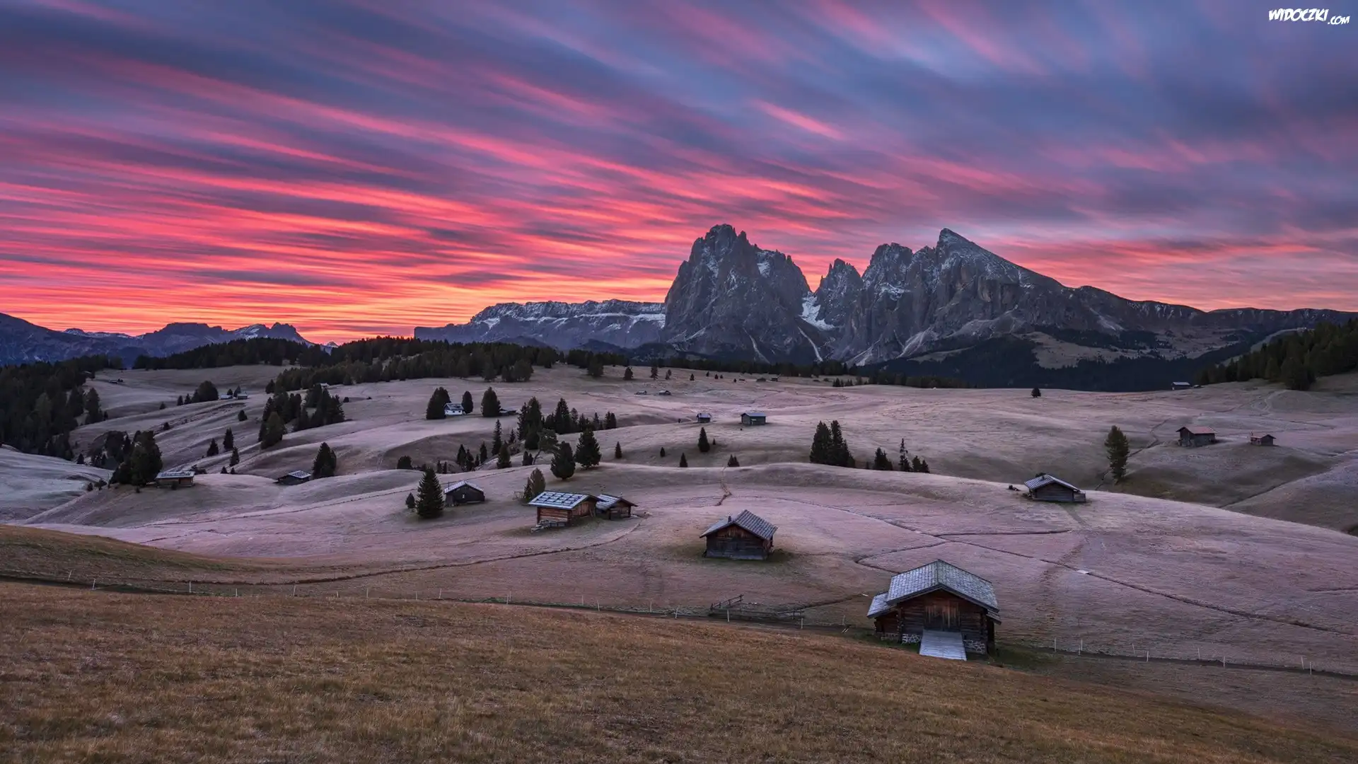 Włochy, Płaskowyż Seiser Alm, Dolina Val Gardena, Dolomity, Góry Sassolungo, Drewniane, Domki, Drzewa, Zachód słońca