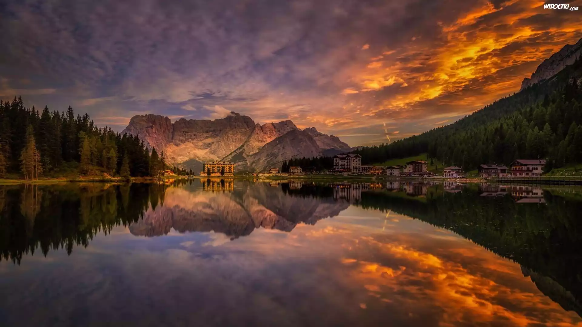 Włochy, Góry, Dolomity, Jezioro Misurina, Grand Hotel Misurina, Las, Domy, Drzewa, Odbicie, Chmury, Zachód słońca