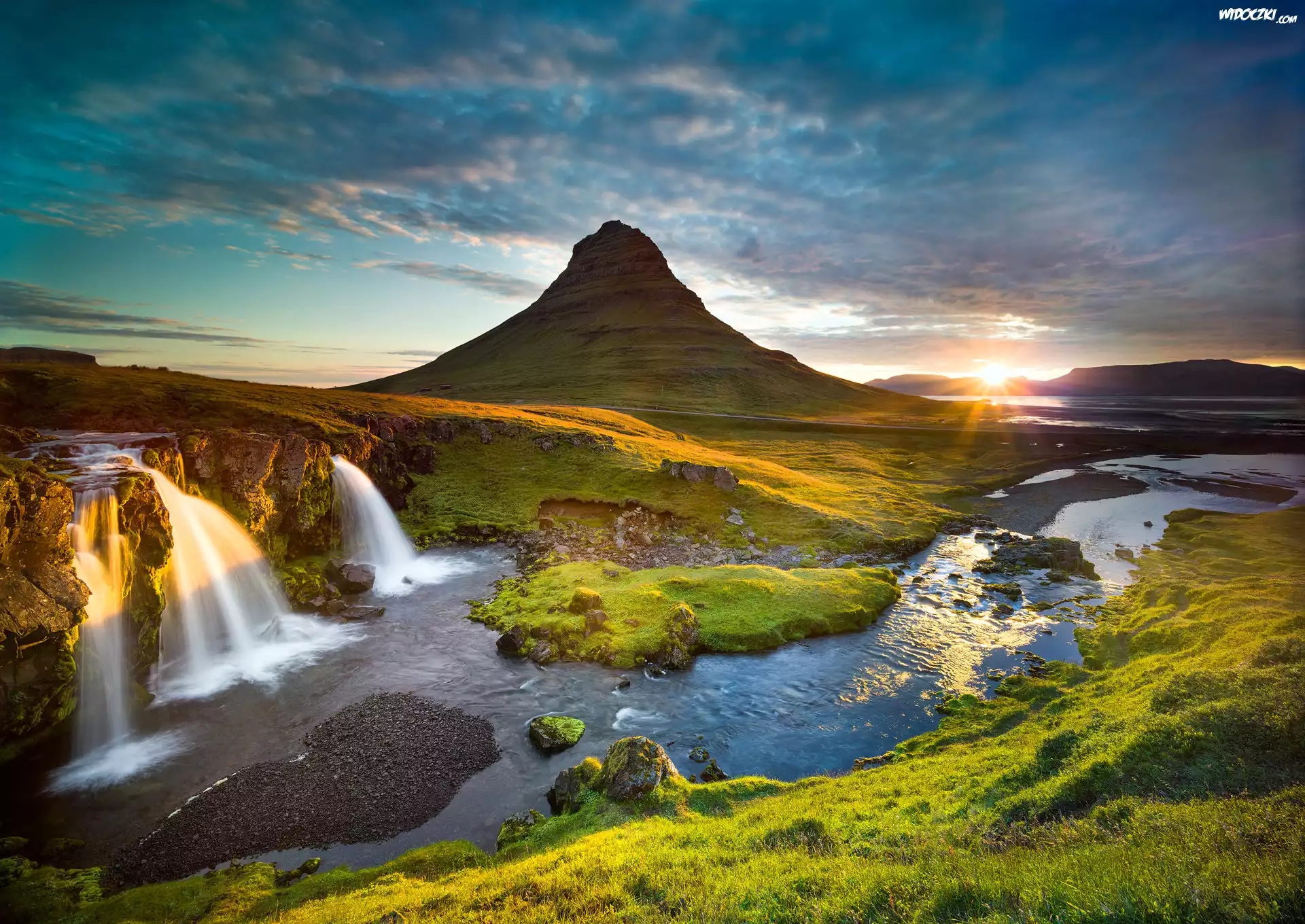 Islandia, Wodospad Kirkjufellsfoss, Góra Kirkjufell, Promienie słońca