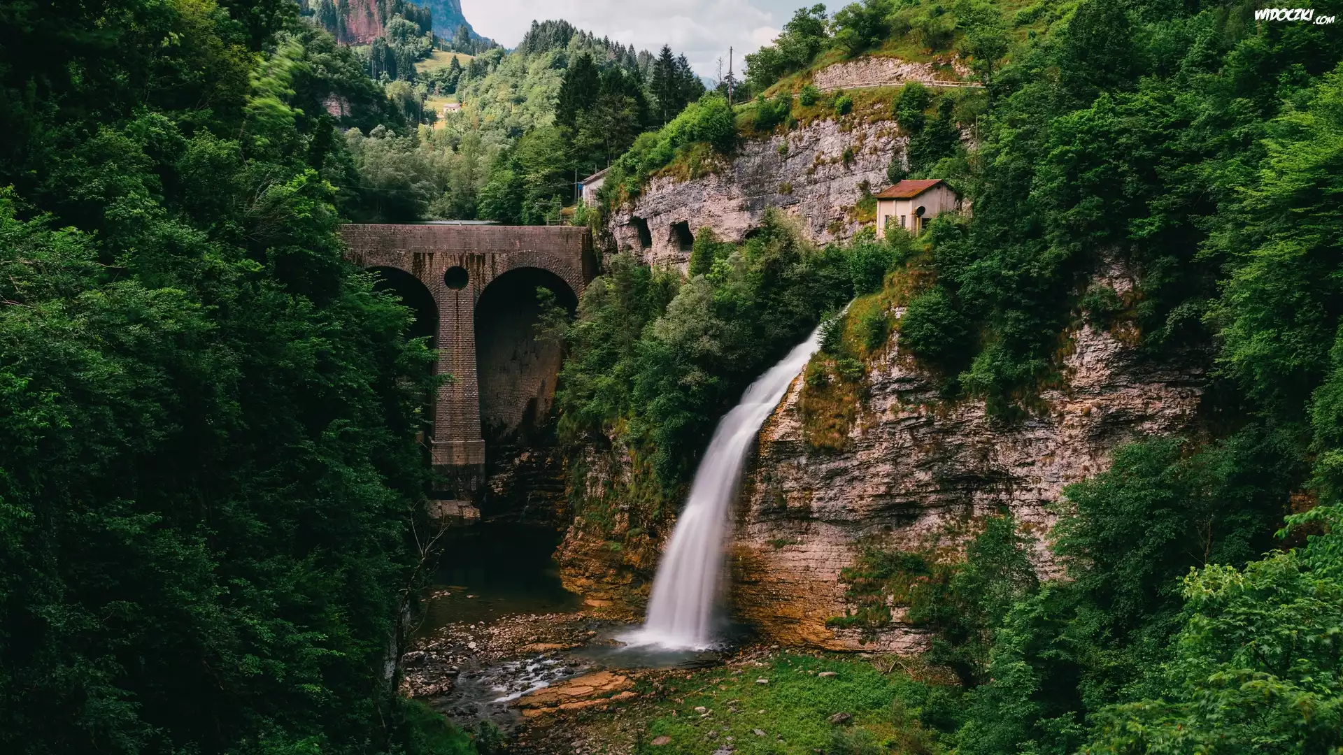 Wodospad Ponte Serra, Góry, Most Ponte Serra, Rzeka Cismon, Skały, Drzewa, Dom, Miejscowość Lamon, Prowincja Belluno, Włochy