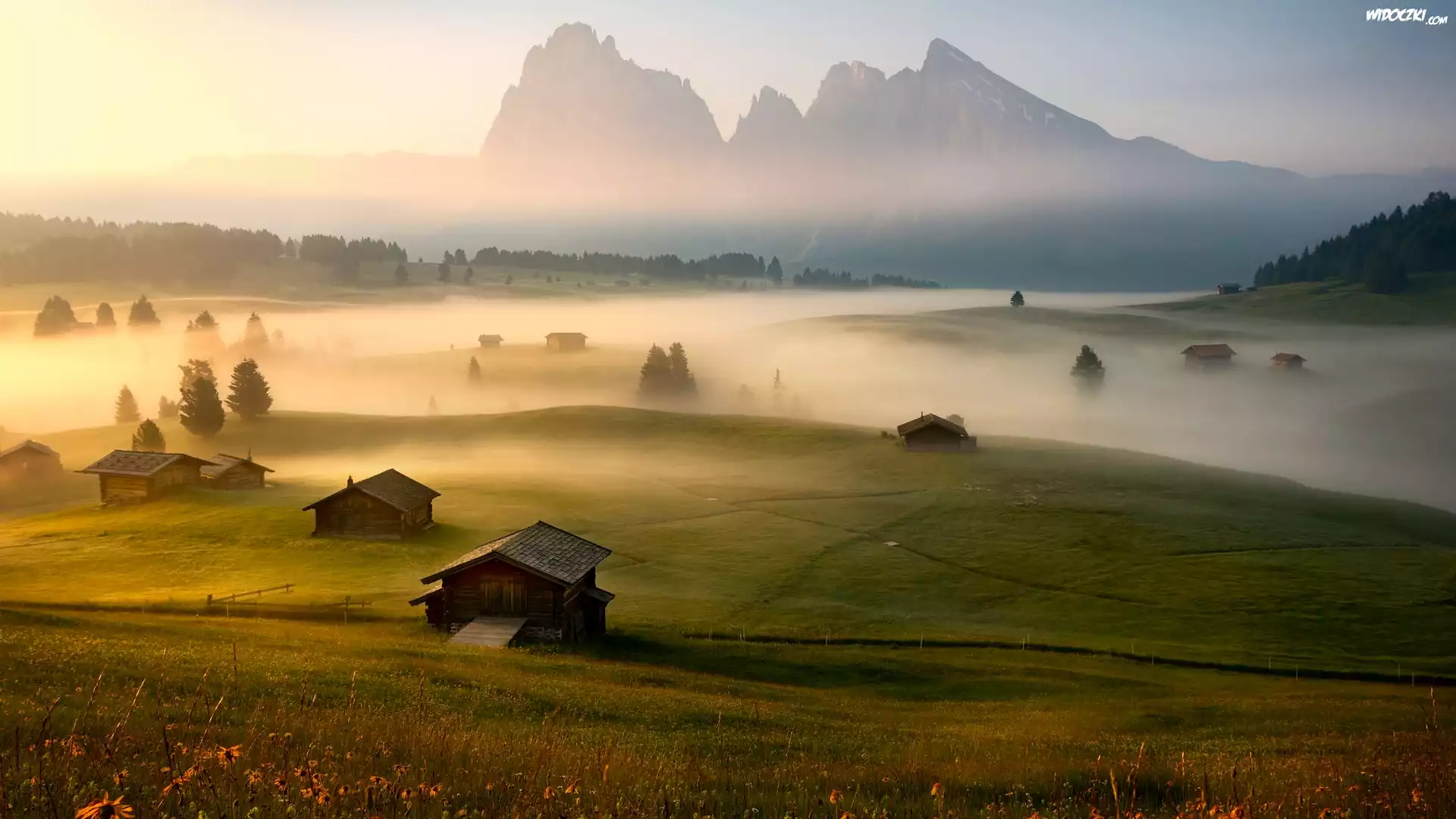 Wschód słońca, Mgła, Góry Sassolungo, Dolomity, Domy, Płaskowyż Seiser Alm, Dolina Val Gardena, Łąki, Włochy