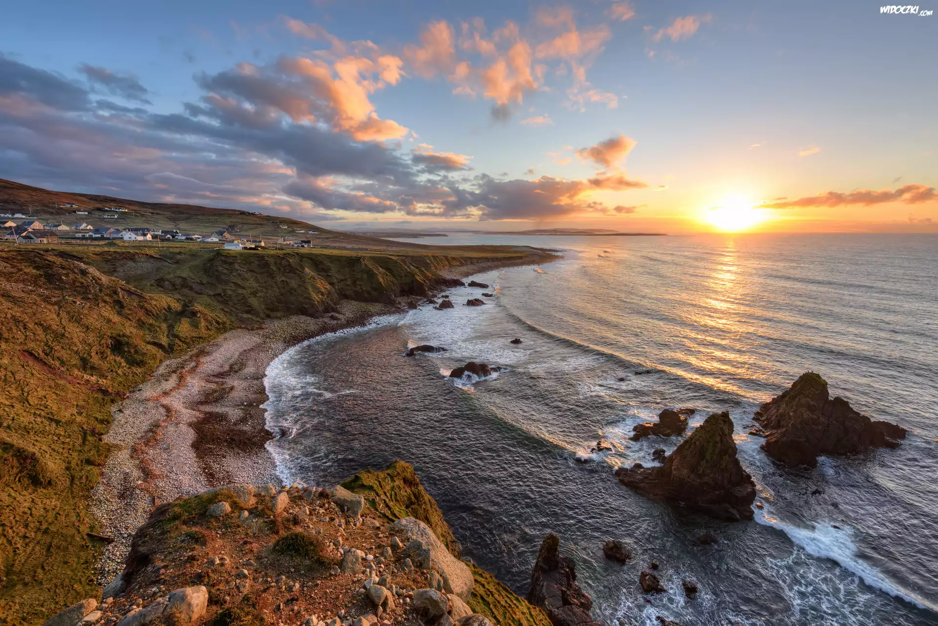 Morze, Wybrzeże, Zatoczka, Skały, Domy, Wschód słońca, Chmury, Knockfola, Hrabstwo Donegal, Irlandia