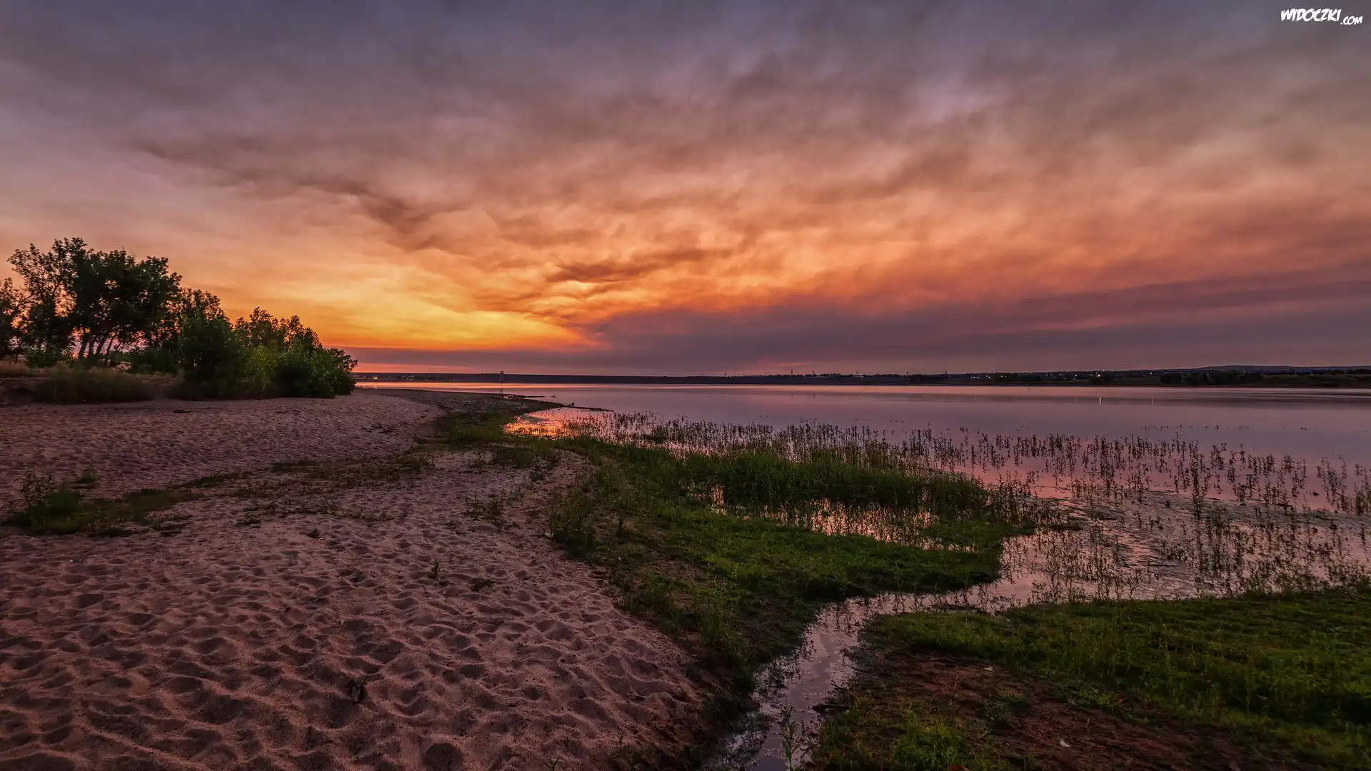 Wschód słońca, Rzeka, Deer Creek, Park stanowy, Chatfield State Park, Drzewa, Trawa, Piasek, Kolorado, Stany Zjednoczone