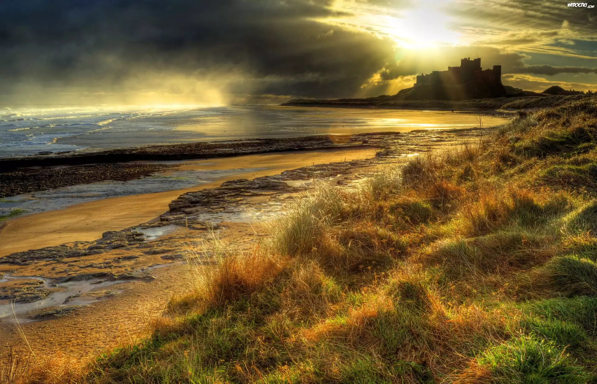 Zamek Bamburgh, Miejscowość Bamburgh, Hrabstwo Northumberland, Anglia, Morze Północne, Wybrzeże