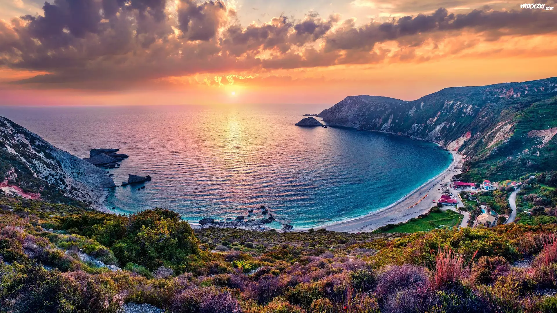Morze, Zatoka, Plaża, Góry, Zachód słońca, Chmury, Petani Beach, Wyspa Kefalonia, Grecja
