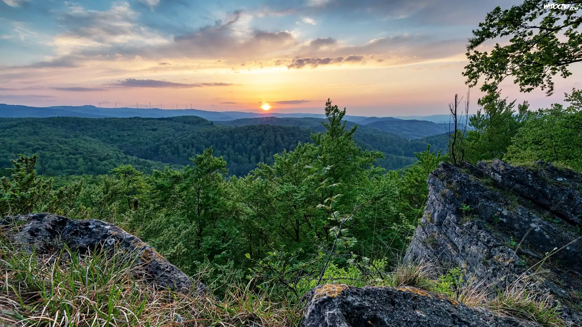 Zalesione, Wzgórza, Las, Skały, Wschód słońca, Chmury