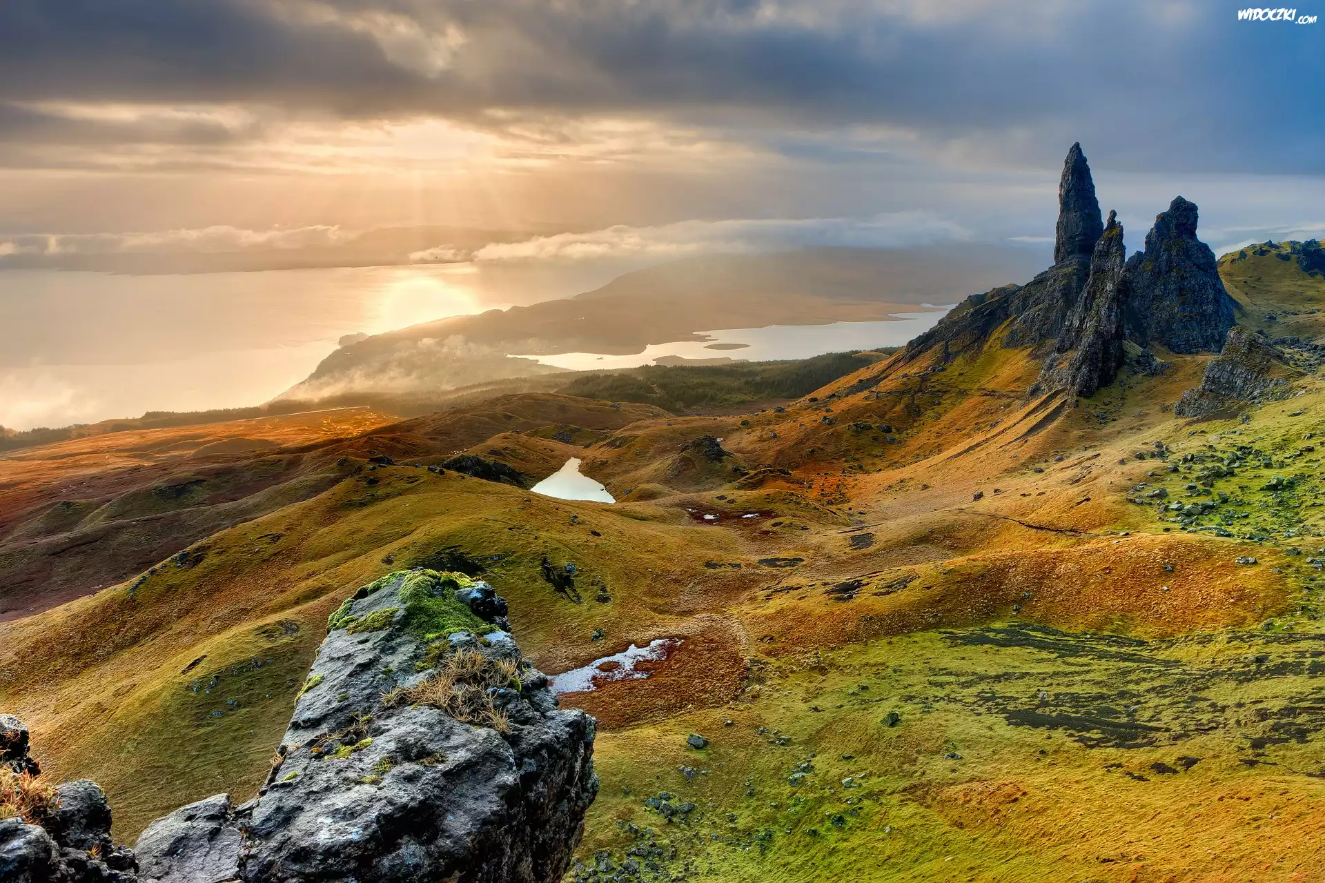 Szkocja, Wyspa Skye, Morze, Doliny, Wzgórze The Storr, Skały, Jezioro, Wschód słońca