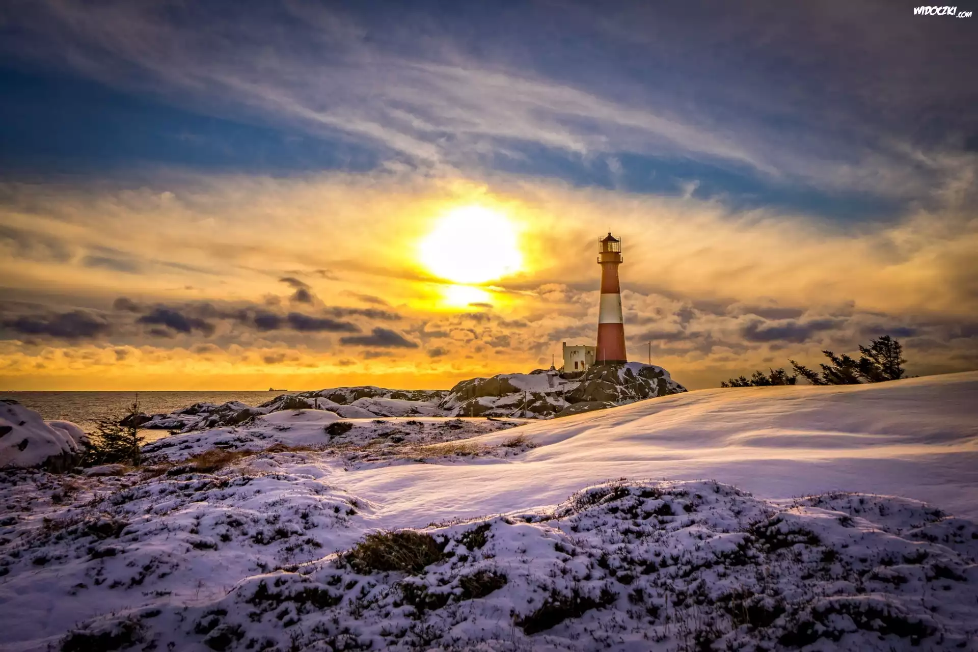 Norwegia, Wyspa Eigerøya, Latarnia morska Eigerøy Lighthouse, Zima, Zachód sÅ‚oÅ„ca