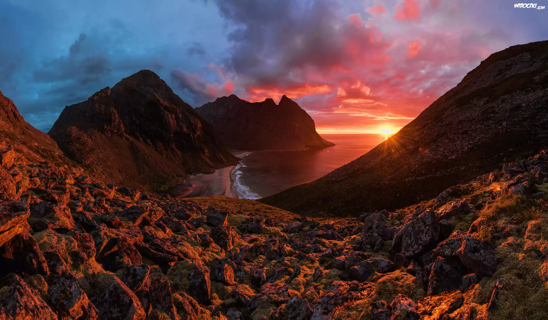 Norwegia, Lofoty, Wyspa Moskenesøya, Plaża Kvalvika, Zachód sÅ‚oÅ„ca, Góry, Morze