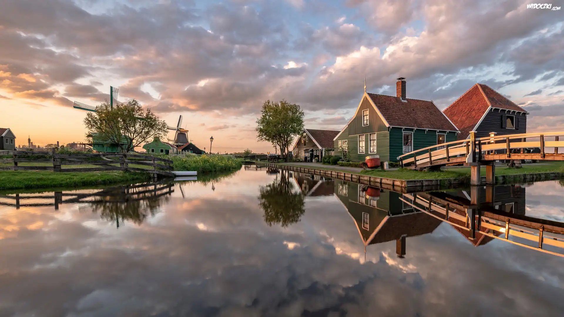 Holandia, Skansen Zaanse Schans, Miejscowość Zaandam, Rzeka, Kanał, Most, Wiatraki, Domy, Chmury