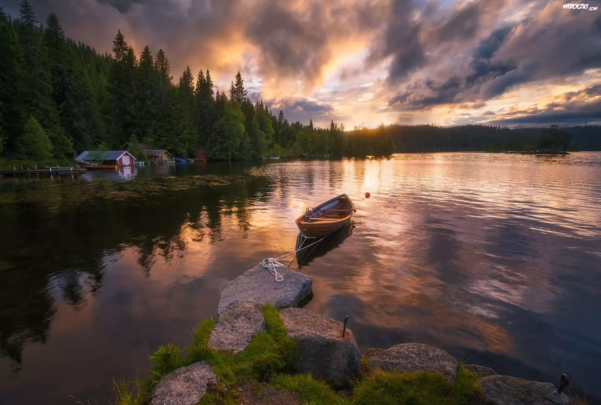 Norwegia, Ringerike, Zachód słońca, Jezioro Oyangen, Kamienie, Łódka, Domki, Las, Drzewa
