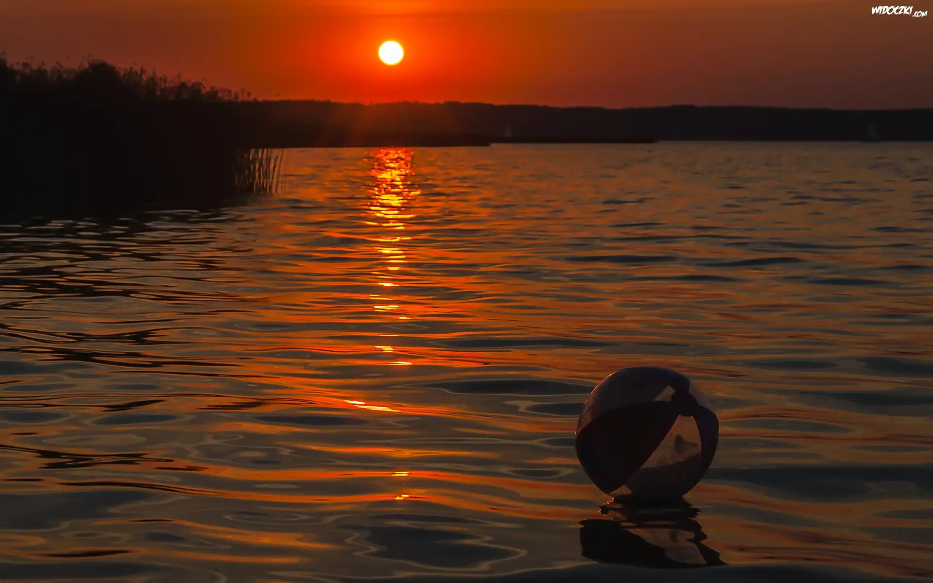 Zachód słońca, Jezioro Niegocin, Piłka plażowa