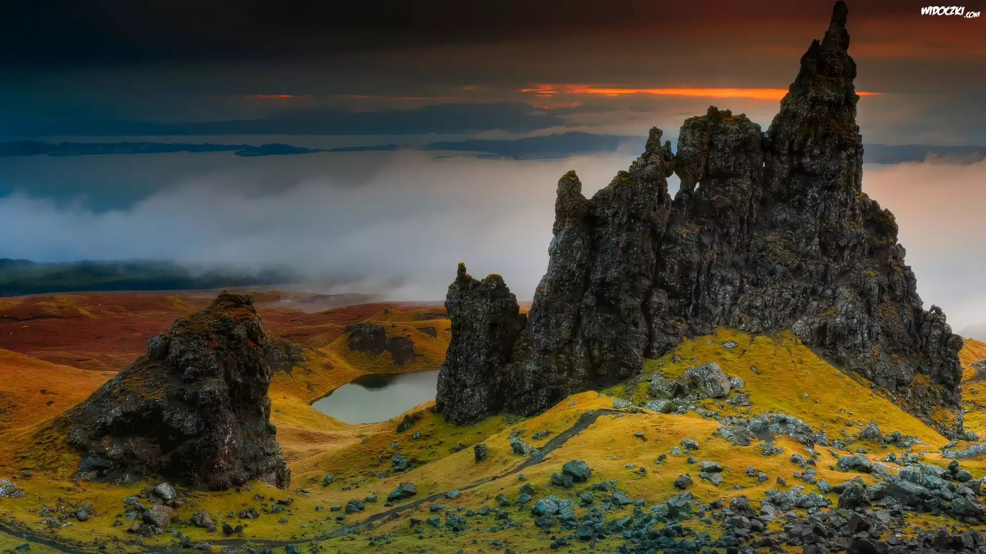 Wzgórze The Storr, Skały, Jezioro, Zachód słońca, Morze, Mgła, Wyspa Skye, Szkocja