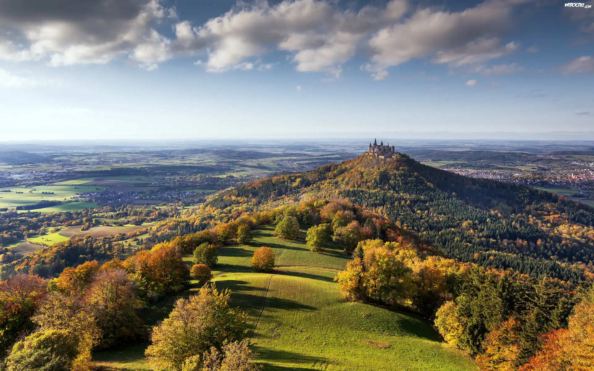 Góra Hohenzollern, Zamek Hohenzollern, Badenia-Wirtembergia, Niemcy, Las, Jesień, Chmury, Wzgórza