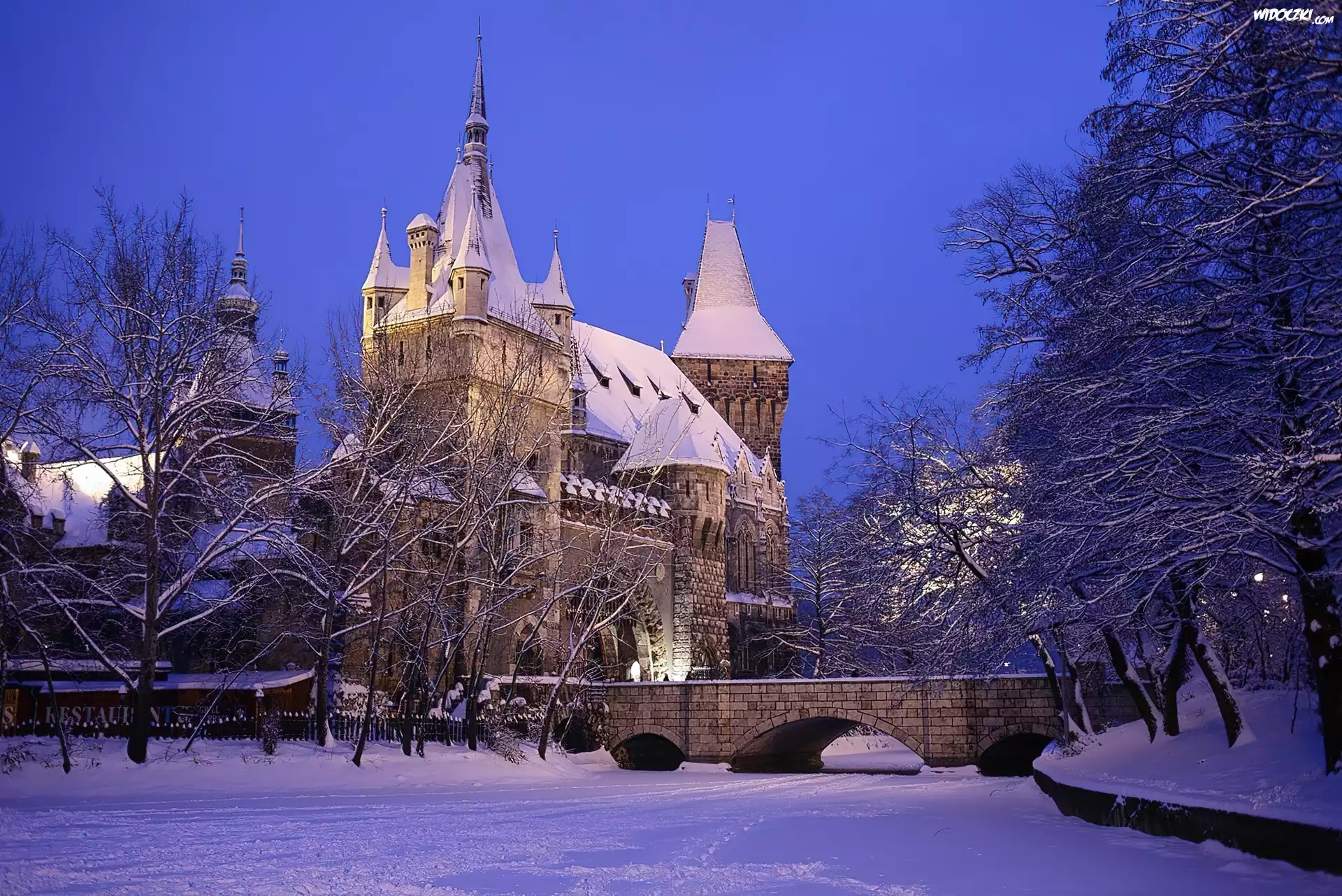 Węgry, Budapeszt, Zamek Vajdahunyad, Zima, Mostek