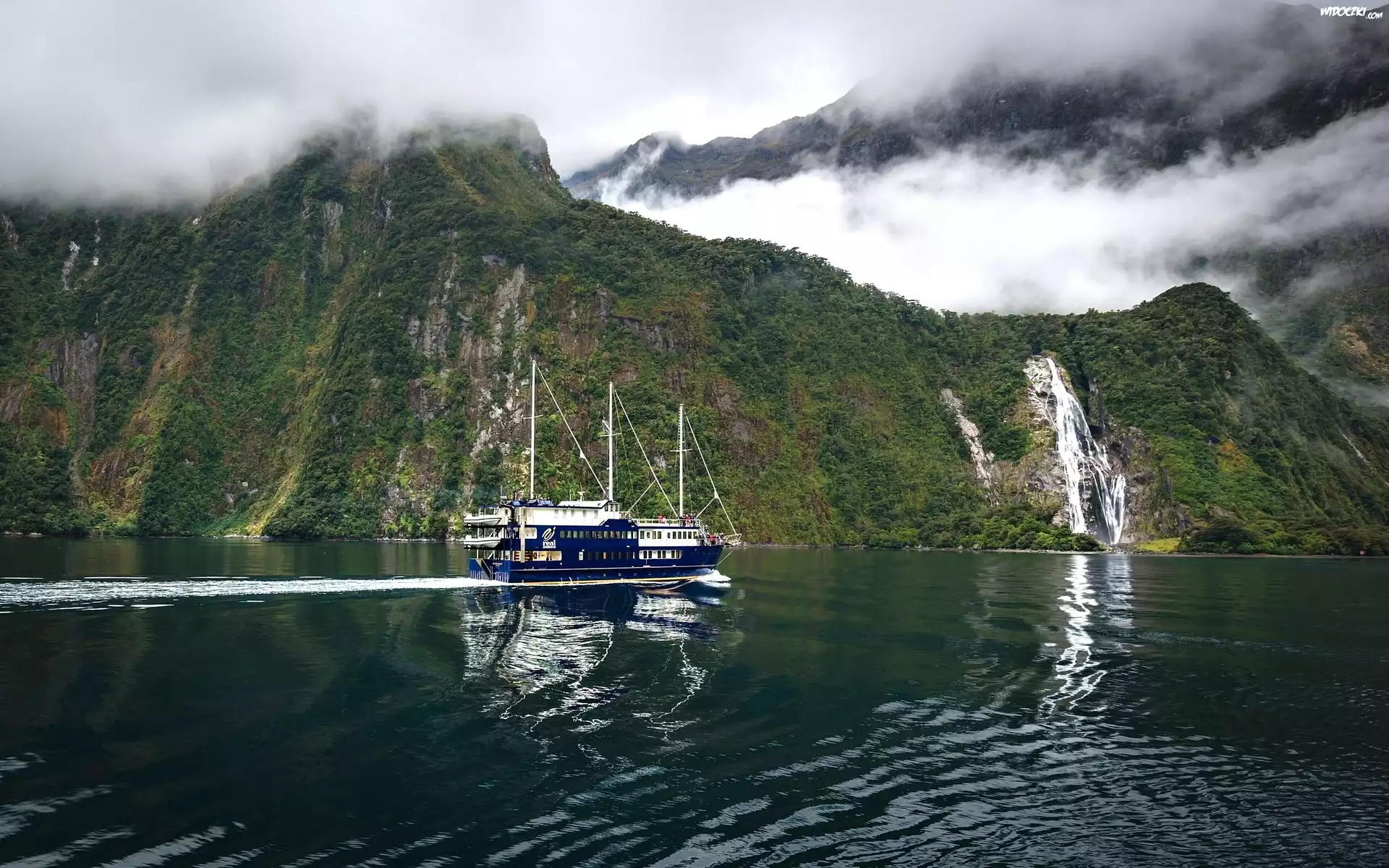 Góry, Wodospad Bowen Falls, Statek, Park Narodowy Fiordland, Nowa Zelandia