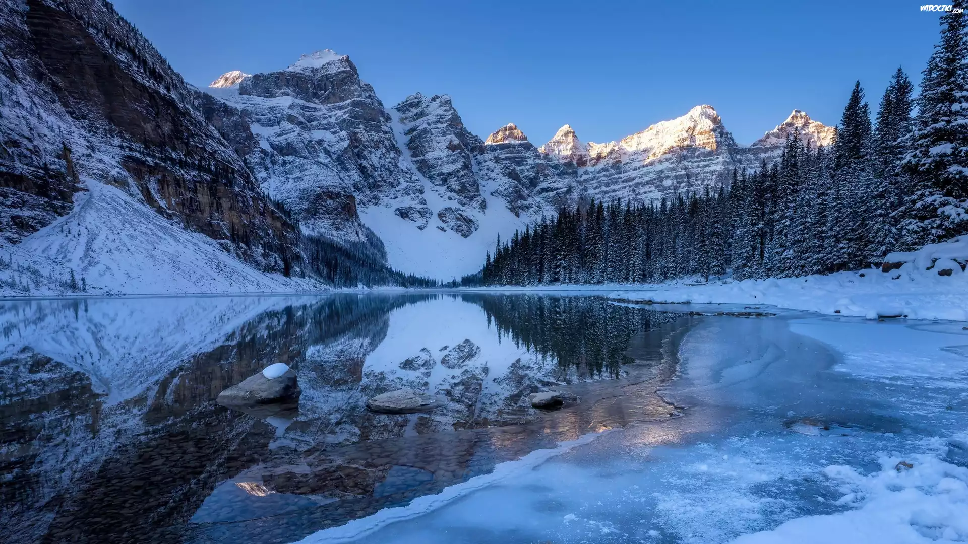 Kanada, Alberta, Park Narodowy Banff, Jezioro Moraine, Góry, Lasy, Zima