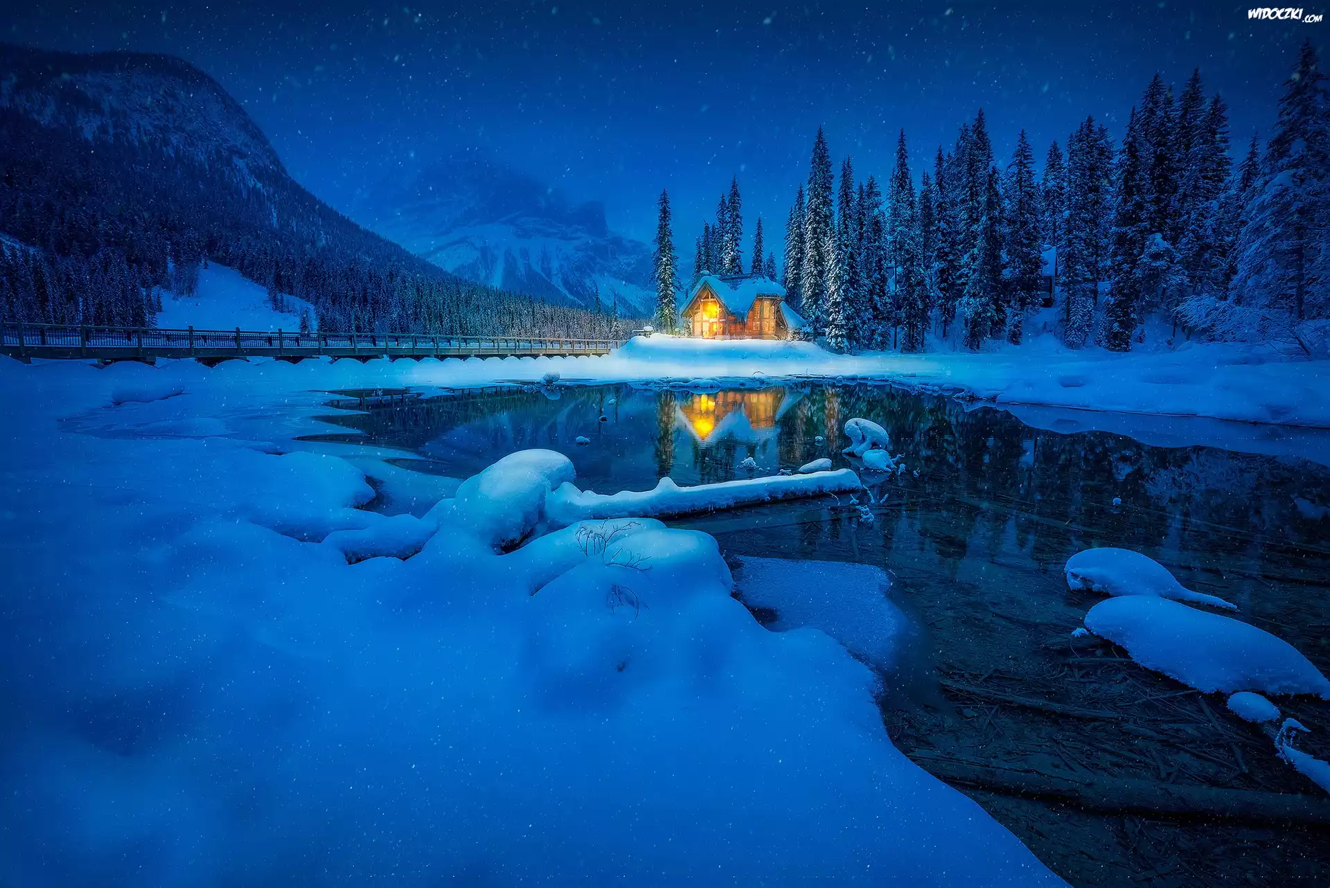 Zima, Park Narodowy Yoho, Jezioro Emerald Lake, Dom, Most, Góry, Las, Prowincja Kolumbia Brytyjska, Kanada