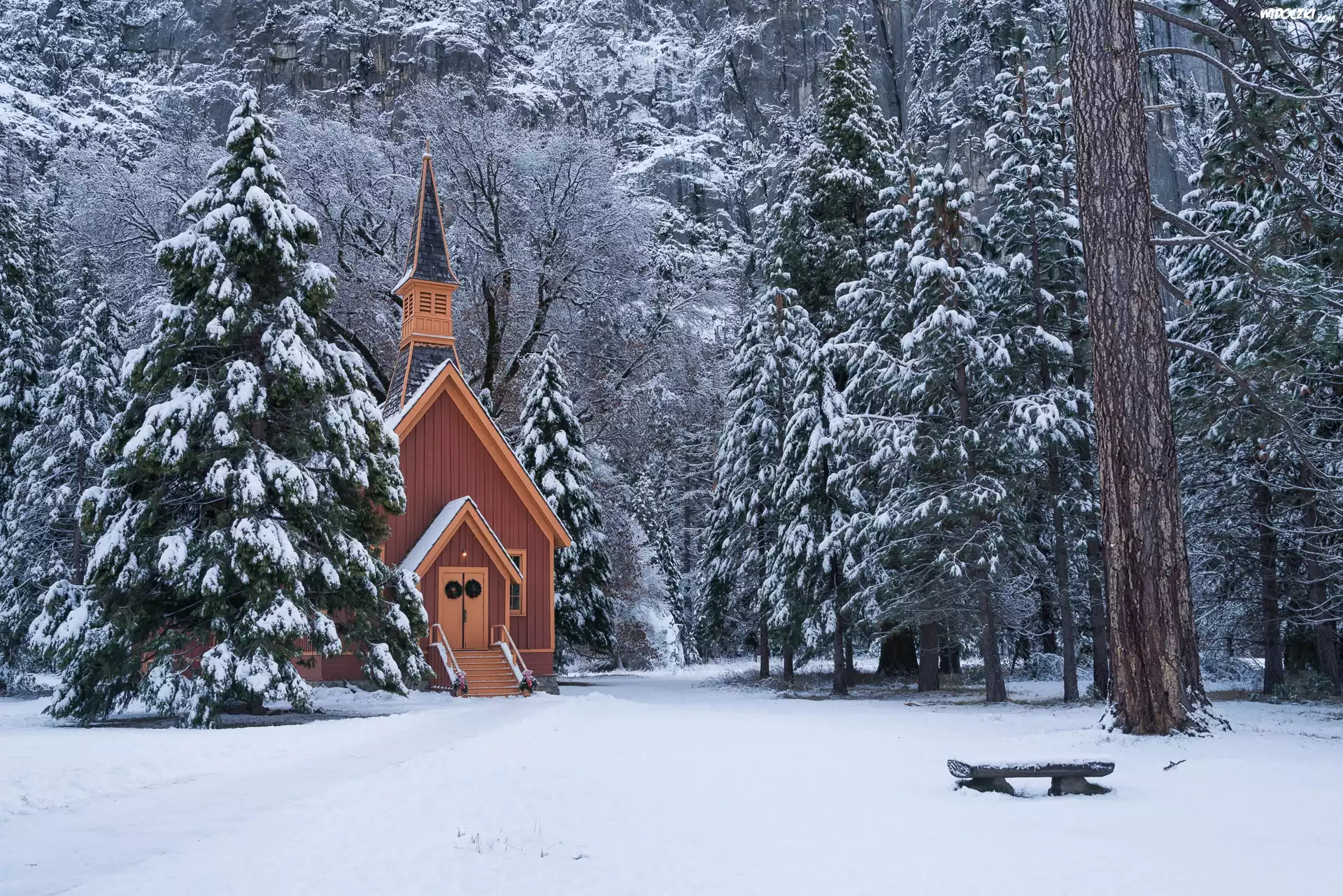 Zima, Drzewa, Kaplica, Kościółek, Ławeczka, Las, Park Narodowy Yosemite, Stan Kalifornia, Stany Zjednoczone