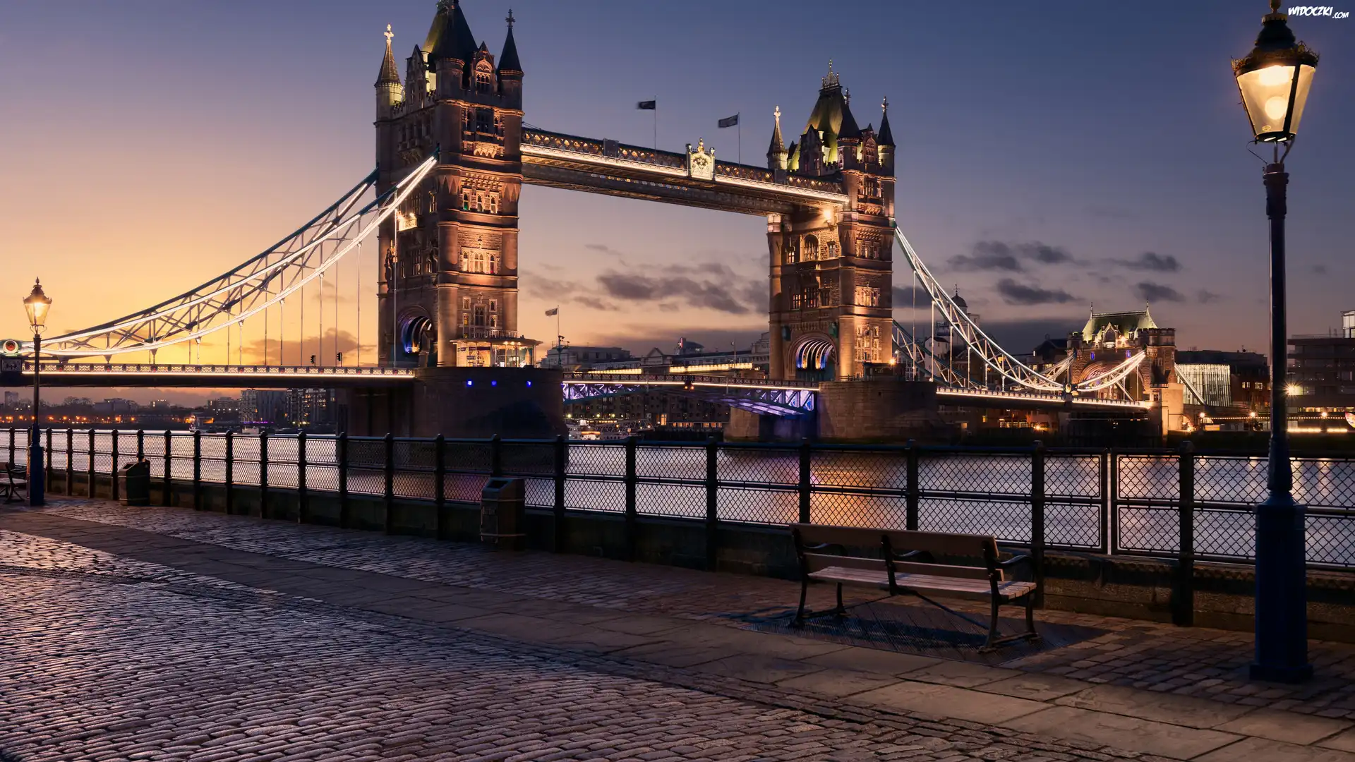 Londyn, Rzeka Tamiza, Most, Tower Bridge, Bulwar, Latarnia, Ławeczka, Zmierzch