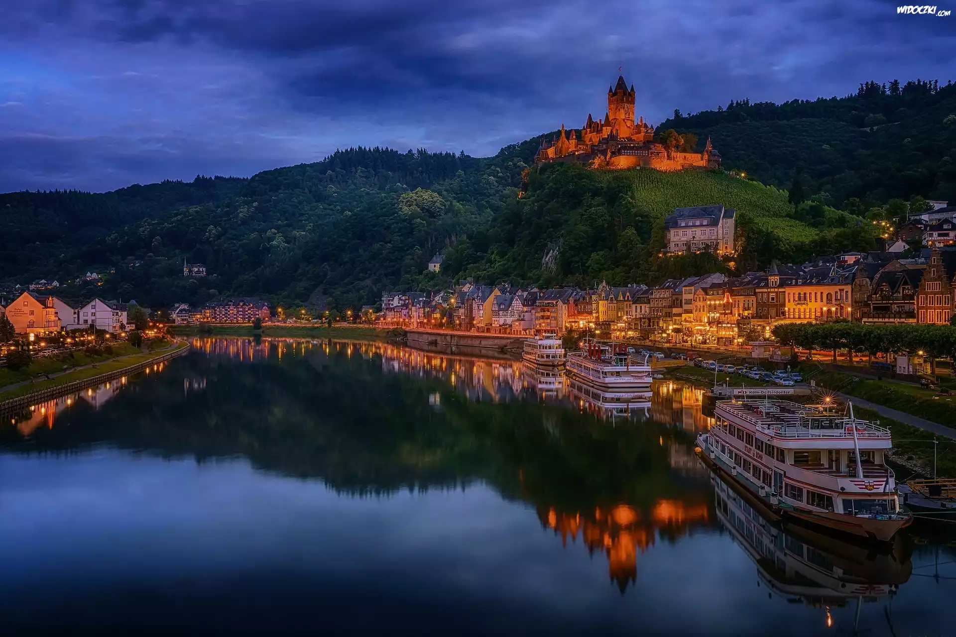 Zamek Reichsburg, Miasto Cochem, Niemcy, Rzeka Mozela, Statki, Światła, Zmrok
