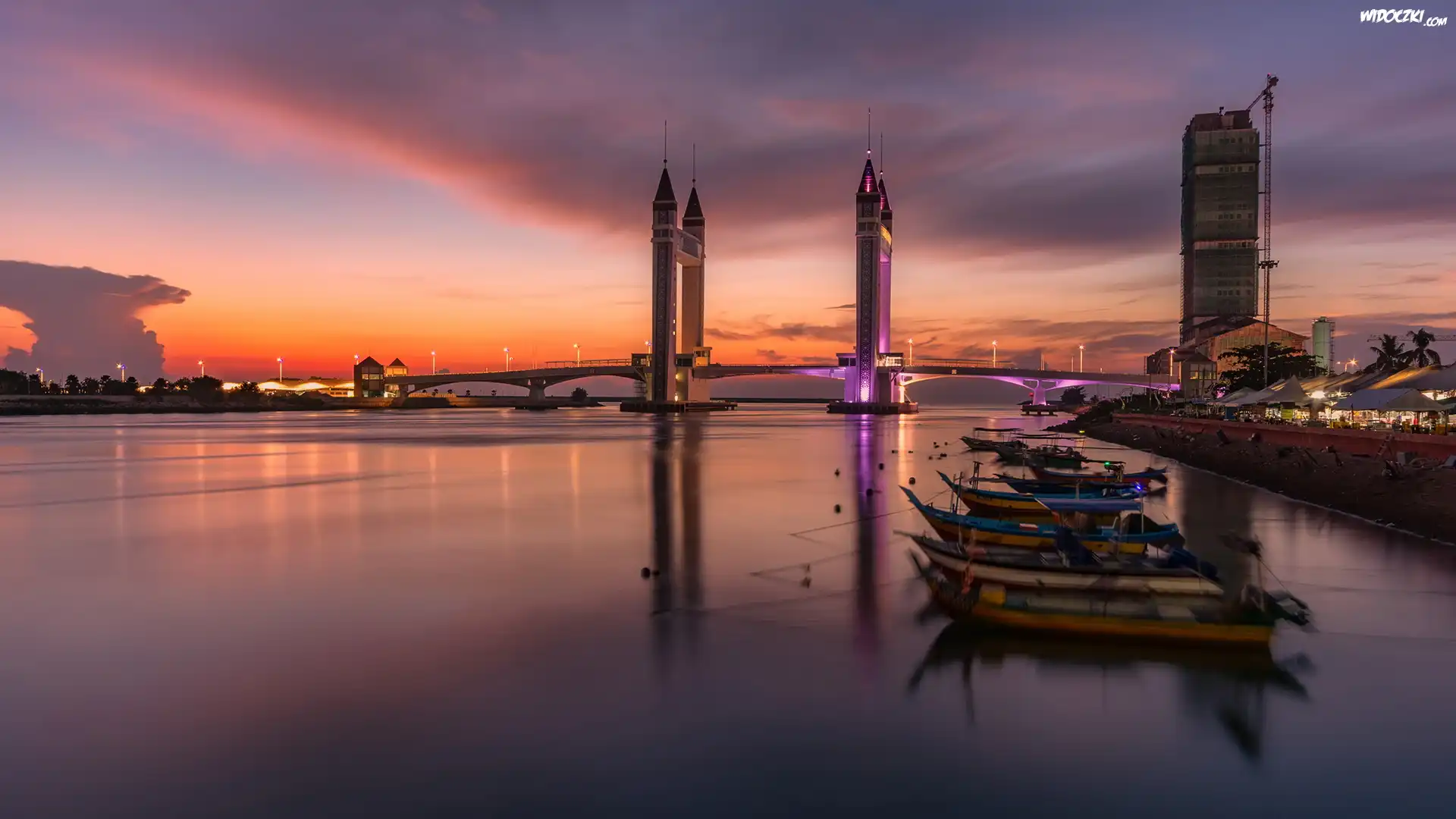 Rzeka Terengganu, Wschód słońca, Most zwodzony, Terengganu Drawbridge, Łódki, Kuala Terengganu, Malezja